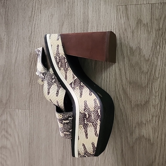 New Vince Camuto snake skin chunky sandals size 6&1/2 - Picture 2 of 4